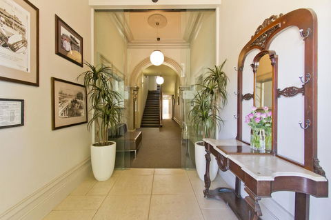 Deloraine Hotel - e-Seniors 3