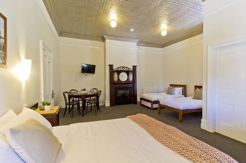Deloraine Hotel - e-Seniors 1