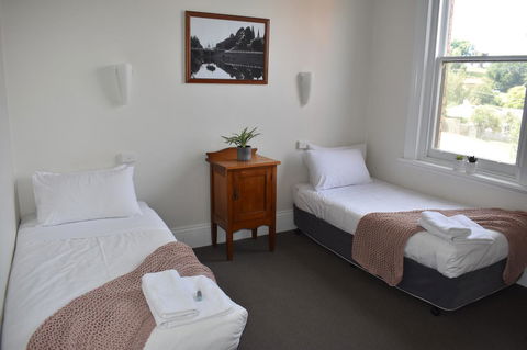 Deloraine Hotel - e-Seniors 8
