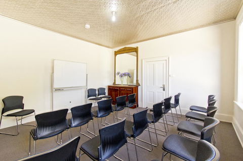 Deloraine Hotel - e-Seniors 20