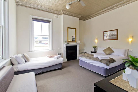 Deloraine Hotel - e-Seniors 22