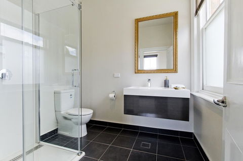 Deloraine Hotel - e-Seniors 2