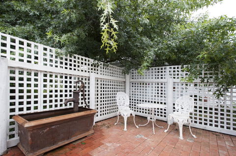 White Dove Cottage Bed And Breakfast - e-Seniors 8