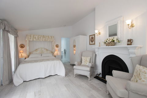 White Dove Cottage Bed And Breakfast - e-Seniors 0