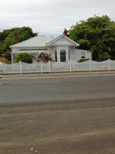 White Dove Cottage Bed And Breakfast - e-Seniors 11