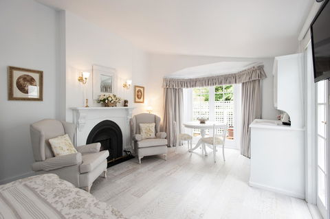 White Dove Cottage Bed And Breakfast - e-Seniors 2