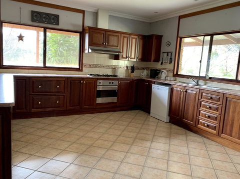 Beeâ€™s Place - 3 Bedroom Home On 10 Acres Of Land With Distant Ocean Views - e-Seniors 2