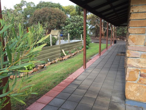 Beeâ€™s Place - 3 Bedroom Home On 10 Acres Of Land With Distant Ocean Views - e-Seniors 24