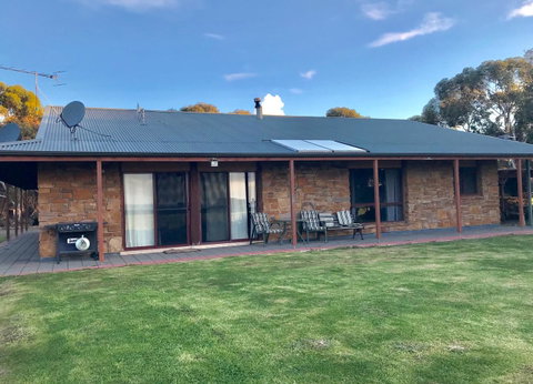 Beeâ€™s Place - 3 Bedroom Home On 10 Acres Of Land With Distant Ocean Views - e-Seniors 11