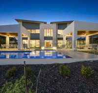 Luxury Canal Front Holiday House - e-Seniors