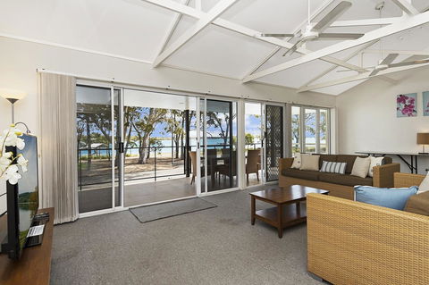 Waterfront Retreat With Room For A Boat - Welsby Pde, Bongaree - e-Seniors 6