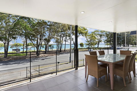 Waterfront Retreat With Room For A Boat - Welsby Pde, Bongaree - e-Seniors 5