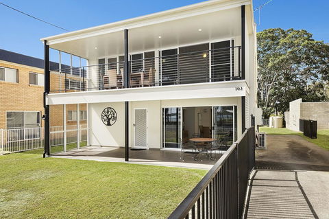 Waterfront Retreat With Room For A Boat - Welsby Pde, Bongaree - e-Seniors 0