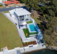 Stunning Canal Home Oh So Close To The Waterfront - e-Seniors