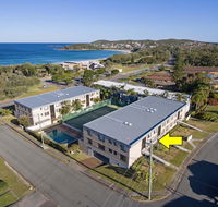 2 'The Dunes' 38 Marine Drive - pool tennis court and so close to the beach - e-Seniors