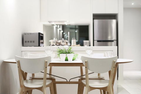 A Modern 2BR Apt Near Federation Square - e-Seniors 0