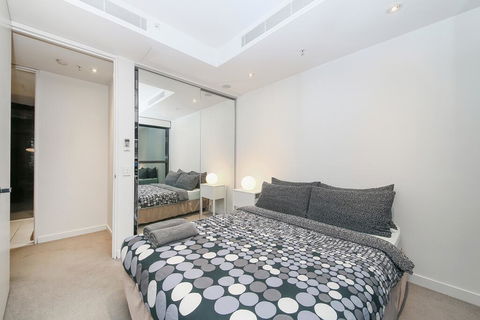 A Modern 2BR Apt Near Federation Square - e-Seniors 3