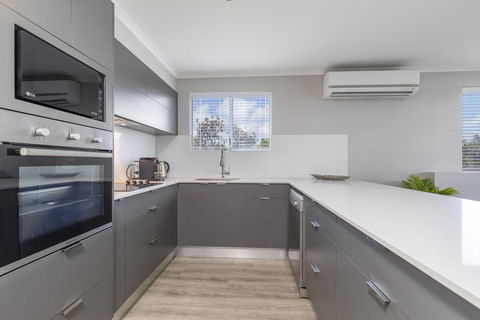 Absolute Beachfront Penthouse, Castaways Beach - e-Seniors 3
