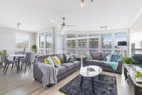 Absolute Beachfront Penthouse, Castaways Beach - e-Seniors 0