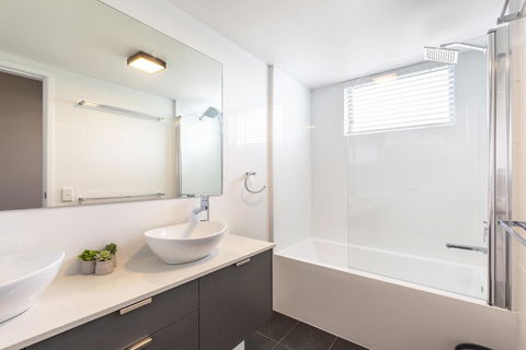 Absolute Beachfront Penthouse, Castaways Beach - e-Seniors 2