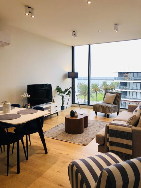 Absolute Waterfront Apt 319 Lighthouse - e-Seniors 3