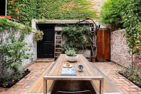 ADDERLEY A Striking 1880s Remodeled Victorian - e-Seniors 0