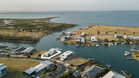 Anchored - Access To The Gippsland Lakes - e-Seniors 0