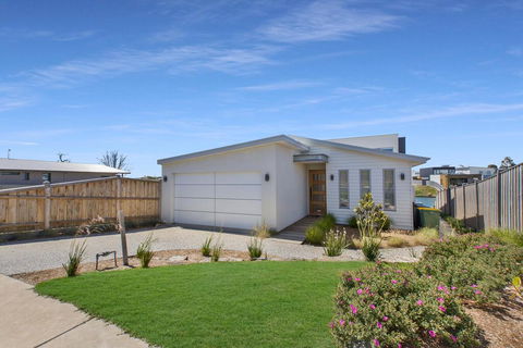 Anchored - Access To The Gippsland Lakes - e-Seniors 3