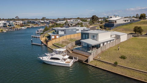 Anchored - Access To The Gippsland Lakes - e-Seniors 1