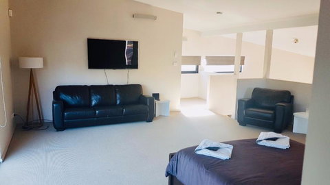 Architecturally Designed Beach House - e-Seniors 3