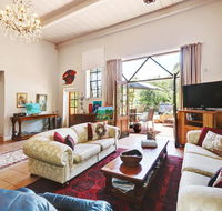 Arty Warehouse Apartment - stroll to South beach - e-Seniors