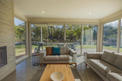 Baileys Beach House - e-Seniors 3