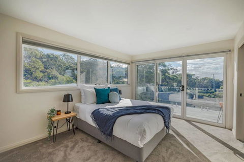 Baileys Beach House - e-Seniors 1