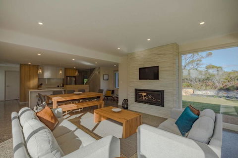 Baileys Beach House - e-Seniors 0