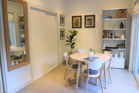 Balmoral Retreat A Garden Haven, 2 Min To Beach - e-Seniors 3