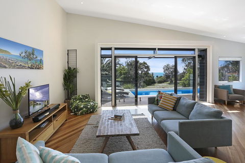 Barefoot Bungalow - Castaways Beach - e-Seniors 0