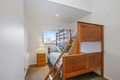 BAY VUE - Top Floor Apartment, Amazing Views! - e-Seniors 1