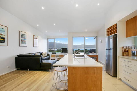 BAY VUE - Top Floor Apartment, Amazing Views! - e-Seniors 3