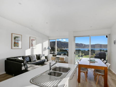 BAY VUE - Top Floor Apartment, Amazing Views! - e-Seniors 0