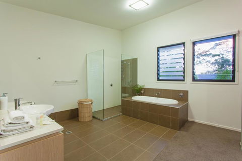 Beach Road Holiday Homes - e-Seniors 1
