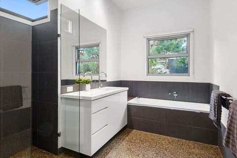 Beach Road Luxury With Ocean Views - e-Seniors 1