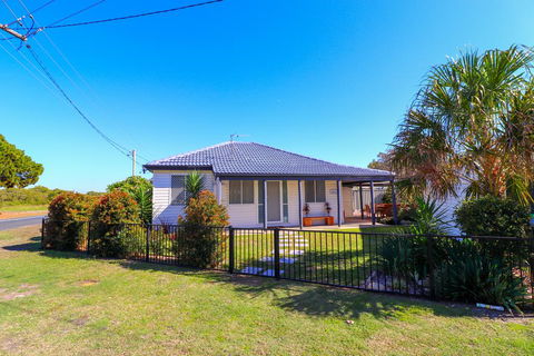 Beach Side Cottage At Blacksmiths - e-Seniors 0
