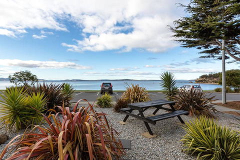 Beachfront Apartment Blackmans Bay - e-Seniors 0
