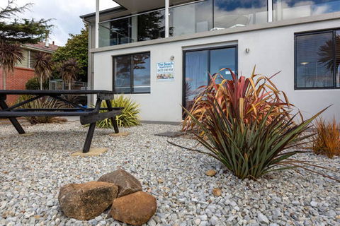 Beachfront Apartment Blackmans Bay - e-Seniors 2
