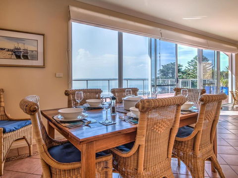 Beachfront Penthouse Cowes - e-Seniors 2