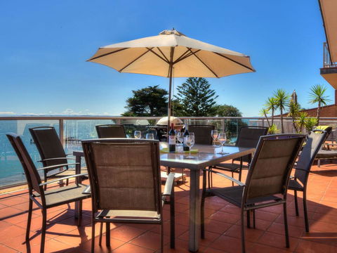 Beachfront Penthouse Cowes - e-Seniors 1