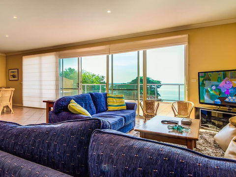 Beachfront Penthouse Cowes - e-Seniors 3