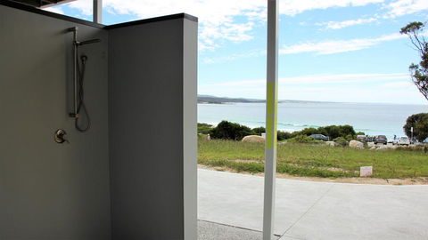 BEACHHOUSE BINALONG Luxury Waterfront Holiday House At Bay Of Fires - e-Seniors 2