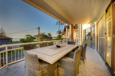 BEACHSIDE MANOR - Walk To The Beach - e-Seniors 2