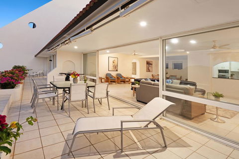 Bella Azure Two Bedroom Two Bathroom Spacious Ocean-view Apartment With Golf Buggy - e-Seniors 2